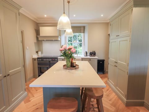 Cottage | Private kitchen | Fridge, dishwasher, cookware/dishes/utensils