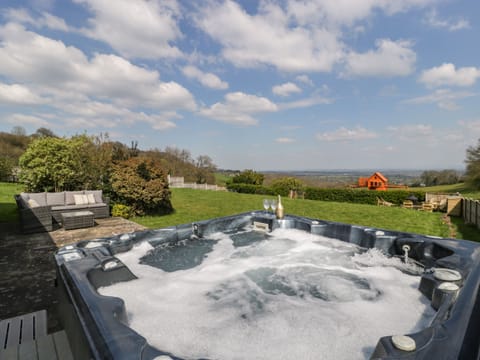 Cottage | Outdoor spa tub