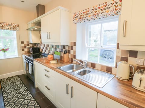 Cottage | Private kitchen | Fridge, dishwasher, electric kettle, toaster