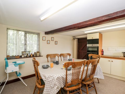 Cottage | Private kitchen | Fridge, electric kettle, toaster, cookware/dishes/utensils