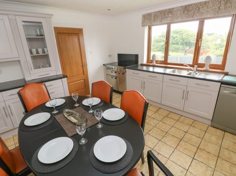 Cottage | Private kitchen | Fridge, dishwasher, electric kettle, toaster