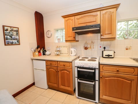 Cottage | Private kitchen | Fridge, electric kettle, toaster, cookware/dishes/utensils