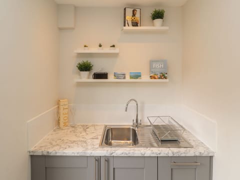 Cottage | Private kitchen | Fridge, dishwasher, electric kettle, toaster