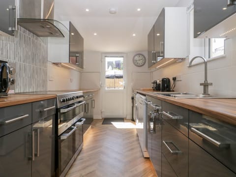 Cottage | Private kitchen | Fridge, dishwasher, electric kettle, toaster