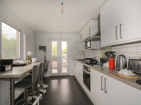 Cottage | Private kitchen | Fridge, electric kettle, toaster, cookware/dishes/utensils