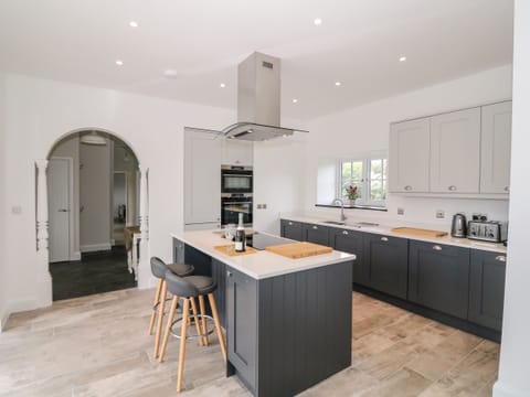 Cottage | Private kitchen | Fridge, dishwasher, electric kettle, toaster