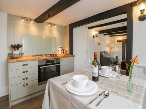 Cottage | Private kitchen | Fridge, dishwasher, electric kettle, toaster