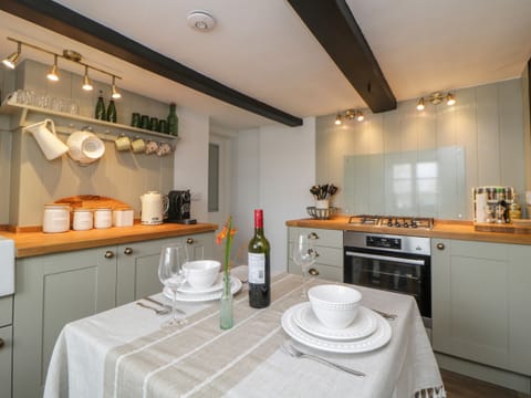 Cottage | Private kitchen | Fridge, dishwasher, electric kettle, toaster