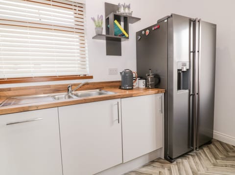 Cottage | Private kitchen | Fridge, dishwasher, electric kettle, toaster