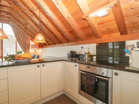 Cottage | Private kitchen | Fridge, dishwasher, electric kettle, toaster