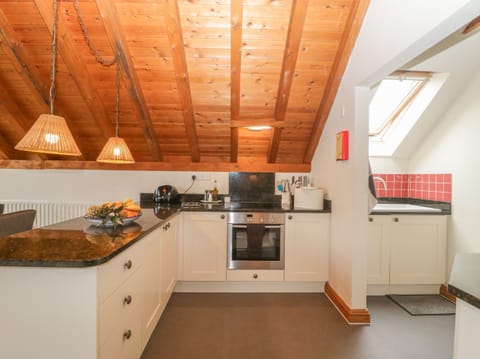 Cottage | Private kitchen | Fridge, dishwasher, electric kettle, toaster