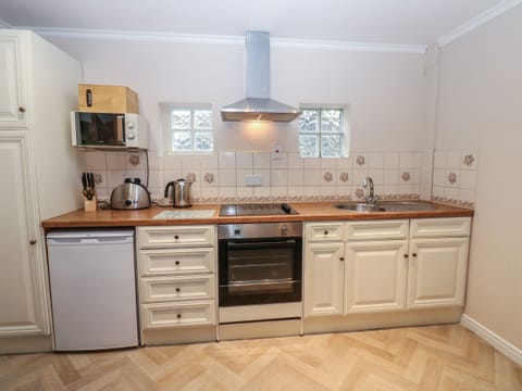 Cottage | Private kitchen | Fridge, electric kettle, toaster, cookware/dishes/utensils