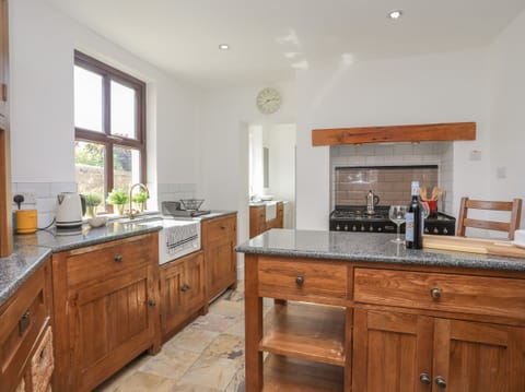 Cottage | Private kitchen | Fridge, dishwasher, electric kettle, toaster