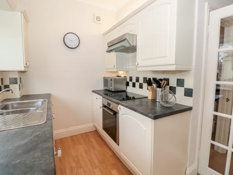 Cottage | Private kitchen | Fridge, dishwasher, electric kettle, toaster