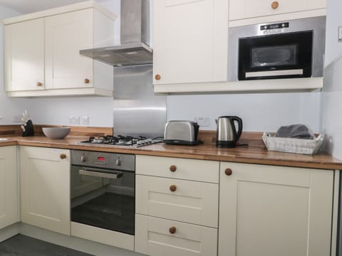 Cottage | Private kitchen | Fridge, electric kettle, toaster, cookware/dishes/utensils