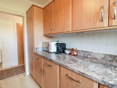 Cottage | Private kitchen | Fridge, dishwasher, electric kettle, cookware/dishes/utensils