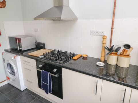 Cottage | Private kitchen | Fridge, electric kettle, toaster, cookware/dishes/utensils