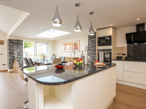 Cottage | Private kitchen | Fridge, dishwasher, electric kettle, toaster