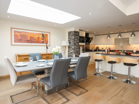 Cottage | Private kitchen | Fridge, dishwasher, electric kettle, toaster