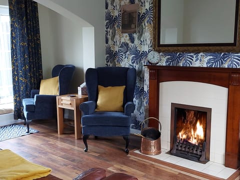 Cottage | Living room | Fireplace