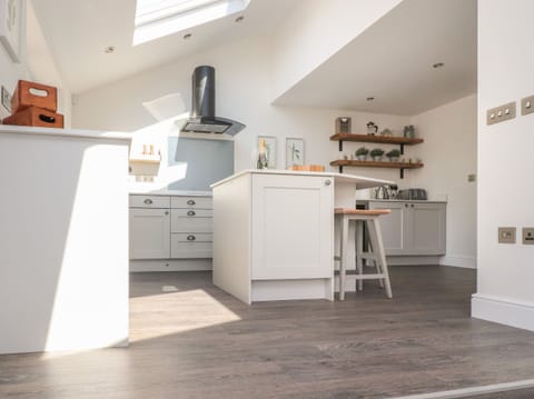 Cottage | Private kitchen | Fridge, dishwasher, electric kettle, toaster