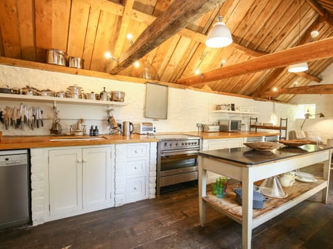 Cottage | Private kitchen | Fridge, dishwasher, cookware/dishes/utensils