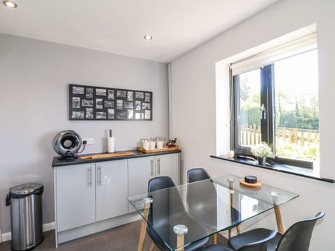 Cottage | Private kitchen | Fridge, dishwasher, electric kettle, toaster