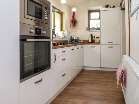 Cottage | Private kitchen | Fridge, dishwasher, electric kettle, toaster