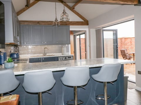 Cottage | Private kitchen | Fridge, dishwasher, electric kettle, toaster