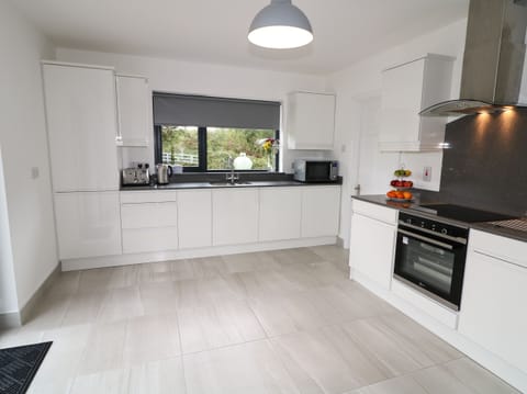 Cottage | Private kitchen | Dishwasher, electric kettle, toaster, cookware/dishes/utensils