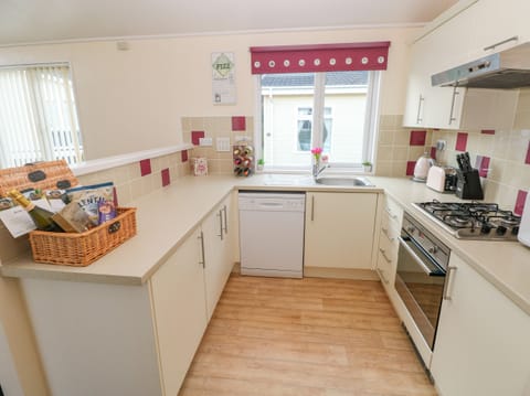 Cottage | Private kitchen | Fridge, dishwasher, electric kettle, toaster
