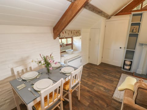Cottage | Private kitchen | Fridge, electric kettle, toaster, cookware/dishes/utensils
