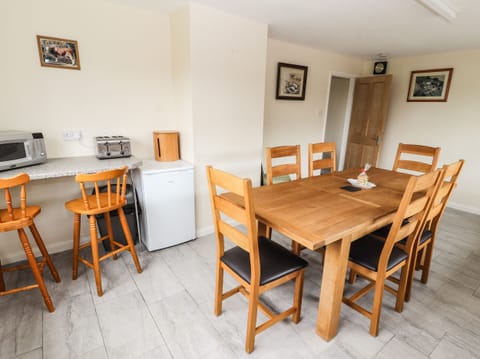 Cottage | Private kitchen | Fridge, dishwasher, electric kettle, toaster