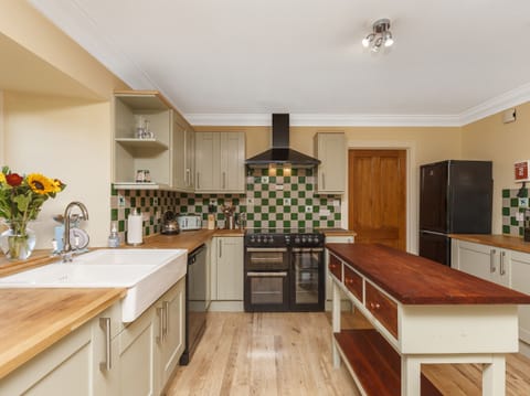 Cottage | Private kitchen | Fridge, dishwasher, electric kettle, toaster
