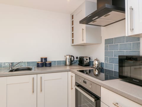 Cottage | Private kitchen | Fridge, dishwasher, electric kettle, toaster