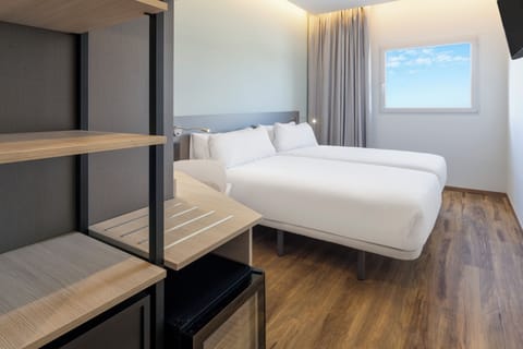 Twin Room | In-room safe, desk, free WiFi