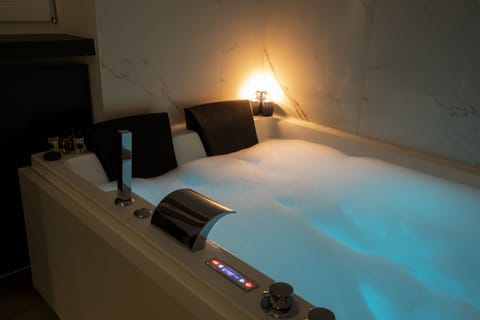 Deluxe Apartment | Private spa tub