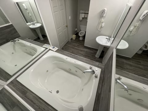 Room, 1 King Bed, Non Smoking, Jetted Tub | Bathroom | Combined shower/tub, free toiletries, towels