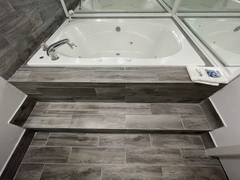 Room, 1 King Bed, Non Smoking, Jetted Tub | Bathroom | Combined shower/tub, free toiletries, towels