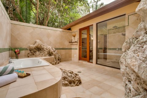 Creekside Cottages | Bathroom amenities | Shower, free toiletries, hair dryer, towels