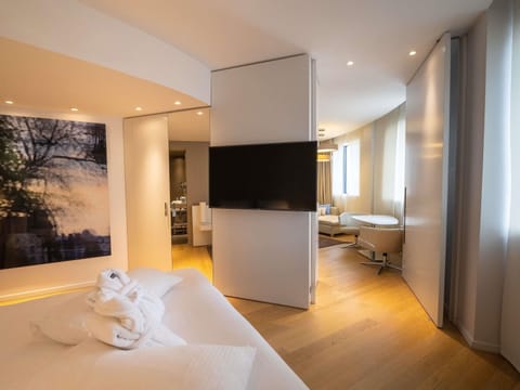 Free minibar, in-room safe, desk, blackout drapes