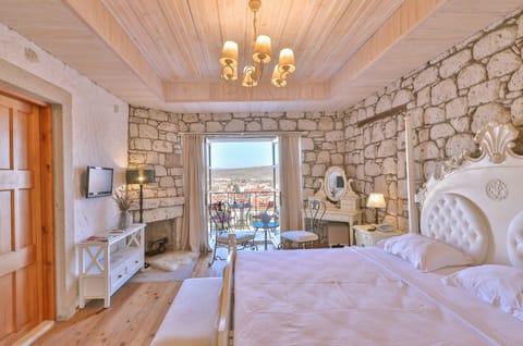 Deluxe Double Room, Pool View | Minibar, in-room safe, free WiFi, bed sheets