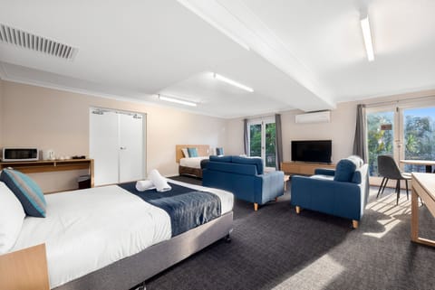 Deluxe Triple Room | Soundproofing, iron/ironing board, WiFi (free), bed sheets