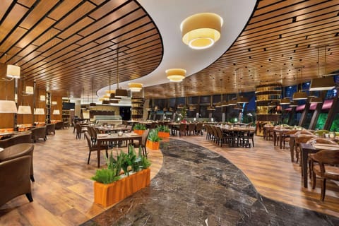 2 restaurants; breakfast, lunch, and dinner served