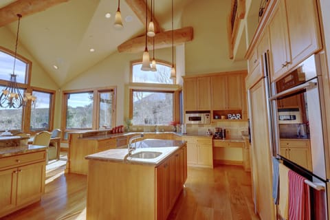 House, 5 Bedrooms | Private kitchen | Fridge, microwave, oven, coffee/tea maker