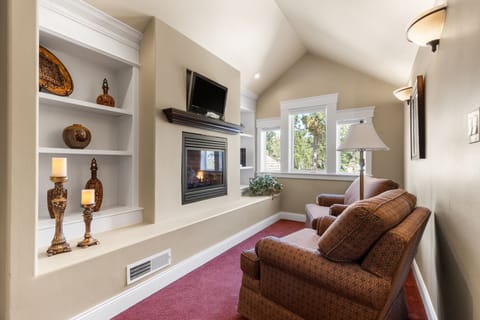 Suite 9 | Egyptian cotton sheets, premium bedding, individually decorated