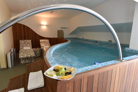 Indoor spa tub