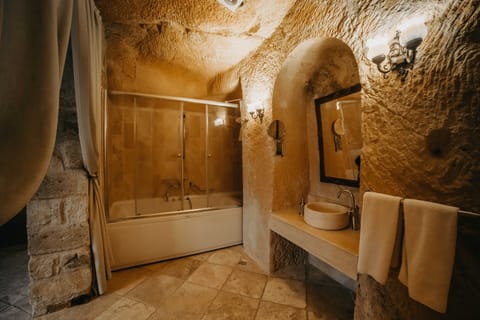 Family Cave Suite  | Bathroom | Shower, hydromassage showerhead, free toiletries, hair dryer