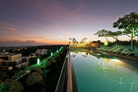 Outdoor pool, pool umbrellas, sun loungers