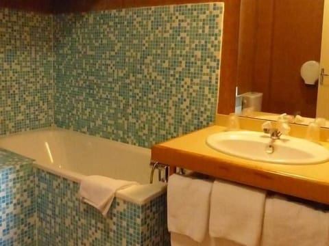 Triple Room, Private Bathroom | Bathroom